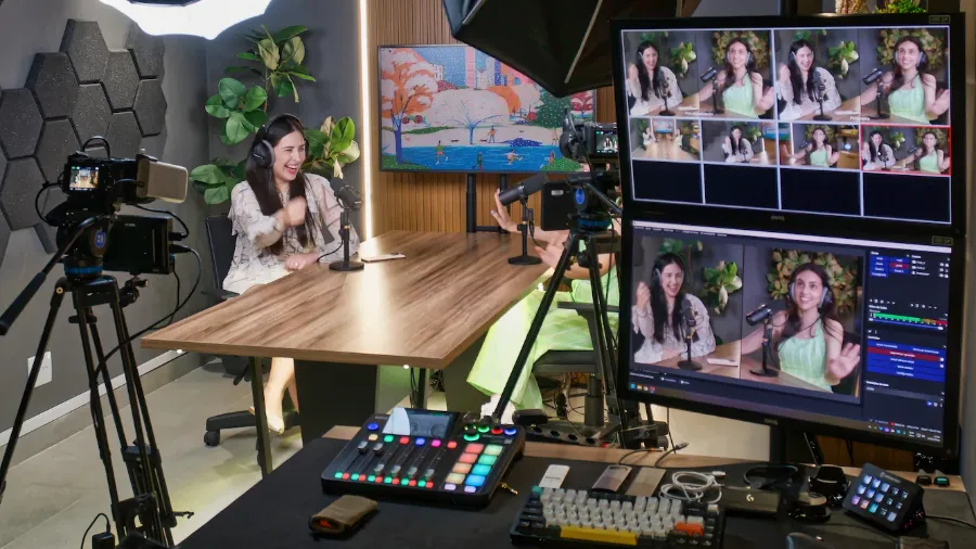Mesa de controle com monitor multiview e mesa de áudio durante a gravação